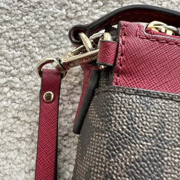 Michael Kors JET SET TRAVEL Monogram Crossbody Bag With Removable Wristlet - Picture 4 of 13